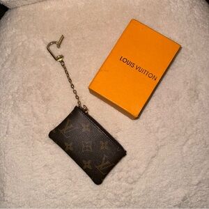 Faux Louis Vuitton wallet… broken clasp.